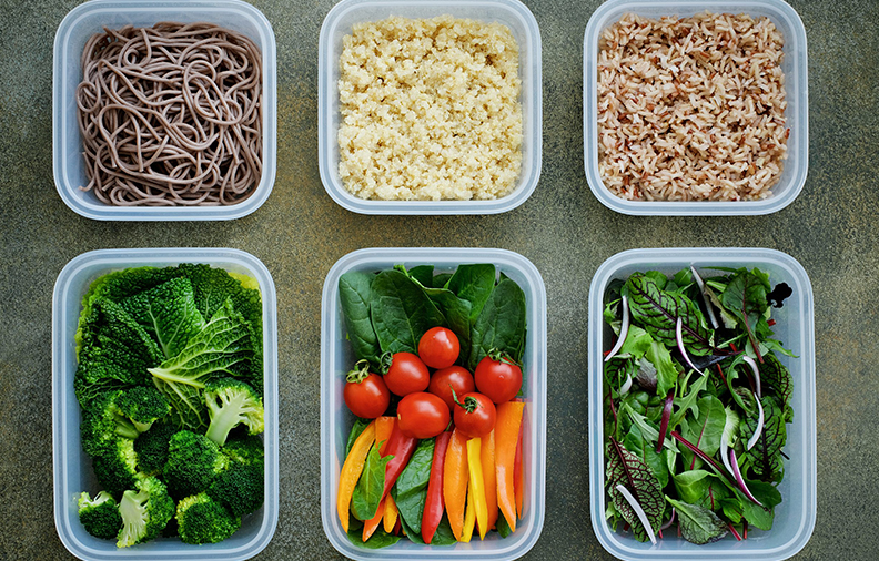 変形や転倒を防ぎながらスペース利用を最適化するために、プラスチック包装箱を積み重ねたり連結したりするためのベストプラクティスは何ですか?