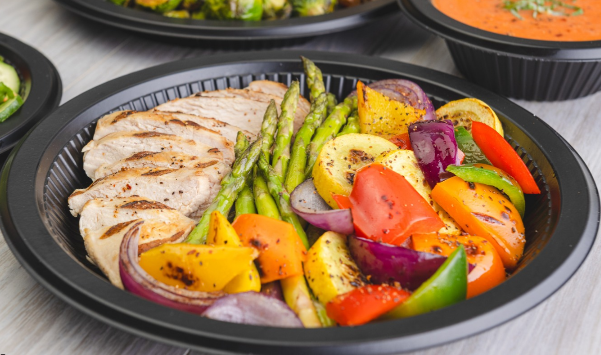 分解可能な円形寿司ボックスは、作りたての寿司からの湿気や結露にどのように対処しますか?